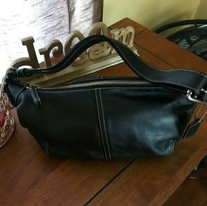 BLACK LEATHER COACH CARRY BAG.